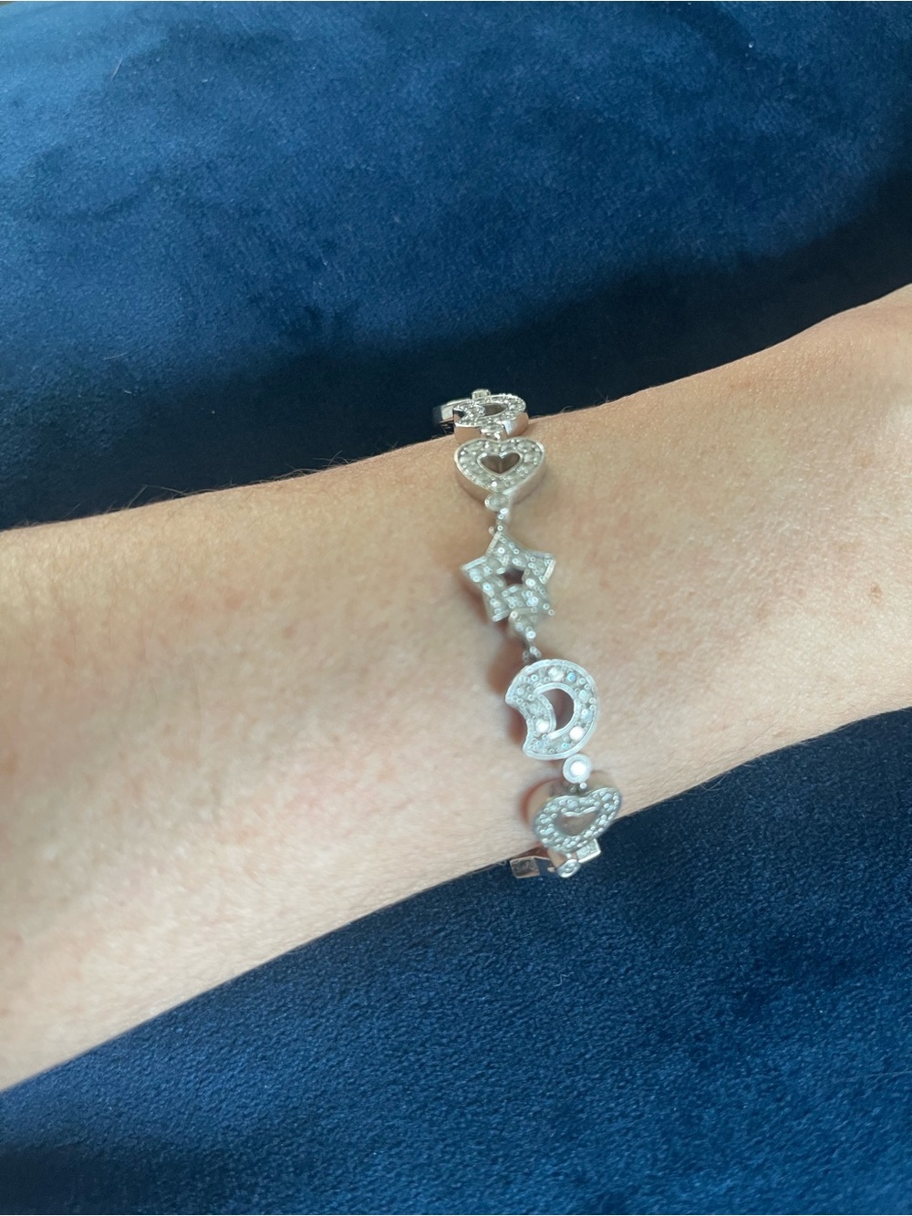 Unique, tennis bracelet 18 karat gold 4.27 Karat diamonds